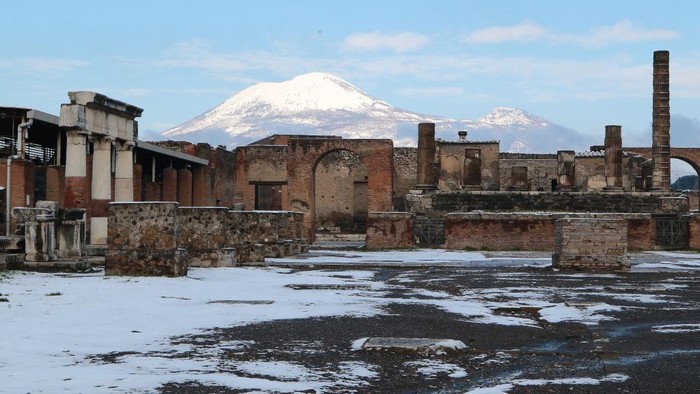 POMPEI, CAMPANIA, ITALY - 2018/02/26: A snow fall covered Pompeii, the archaeological site where are the ruins of the ancient Roman town buried by the eruption of Vesuvius Volcano on 79 AD. Civil protection ordere to not open the area to tourists because heavy snowfall. A cold wave has hit Italy with snowfalls and low temperatures. (Photo by Carlo Hermann/KONTROLAB /LightRocket via Getty Images)