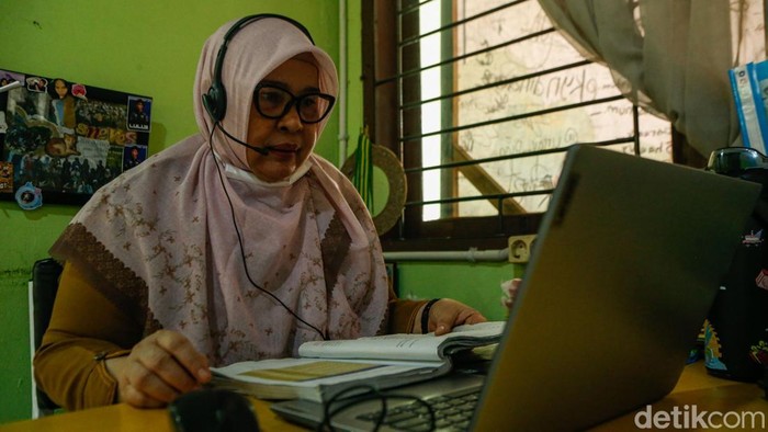 Guru melakukan Pembelajaran Jarak Jauh (PJJ) di SMPN 14 Bekasi, Selasa (8/9/2026).