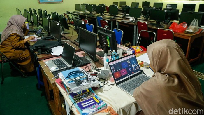 Guru melakukan Pembelajaran Jarak Jauh (PJJ) di SMPN 14 Bekasi, Selasa (8/9/2026).