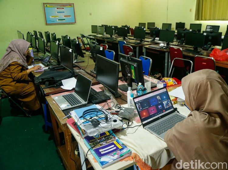Abu Vulkanik Anak Krakatau, Siswa Bekasi Mulai Belajar dari Rumah