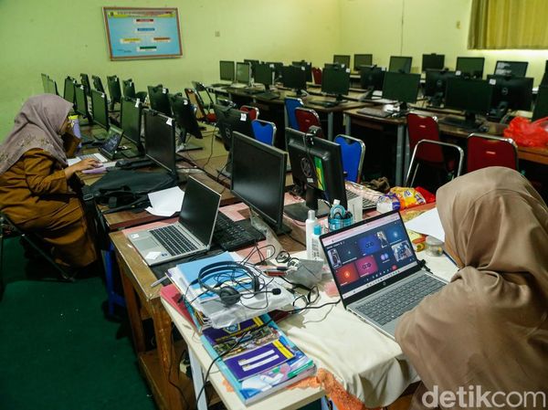 Abu Vulkanik Anak Krakatau, Siswa Bekasi Mulai Belajar dari Rumah