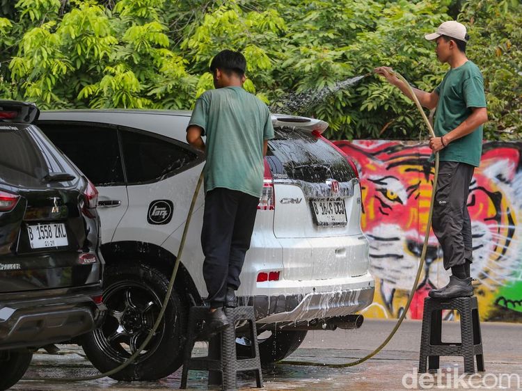 Abu Vulkanik Bikin Jasa Cuci Kendaraan Kebanjiran Pelanggan