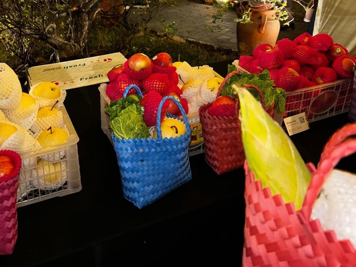 Aksi unik di pesta pernikahan viral usai membagikan souvenir konsep pasar mini. Tamu undangan bebas memilih dua jenis sayur dan dua buah segar.