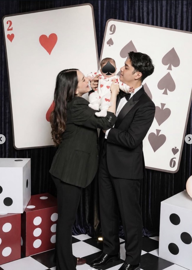 Al Ghazali baru saja resmi berusia 29 tahun pada 1 September 2026. Merayakan ulang tahunnya, ia menggelar acara dengan tema kartu remi. Istri dan putrinya, Alyssa Daguise dan baby Soleil turut hadir menemani. Foto: Instagram/@alghazali7