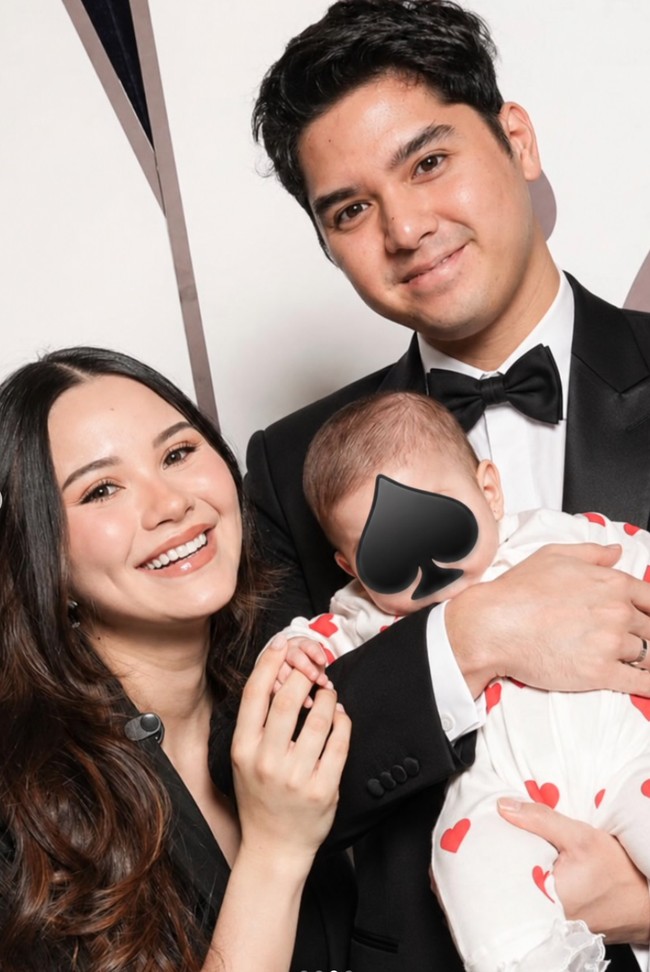 Alyssa dan Al kompak kenakan busana bernuansa hitam. Sementara putri mereka, baby Soleil tampil menggemaskan dalam balutan bodysuit putih dengan detail gambar hati berwarna merah yang tersebar di seluruh bagian. Foto: Instagram/@alghazali7