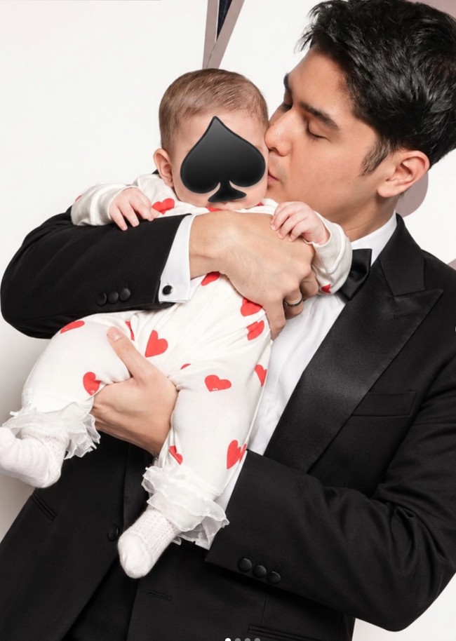 Meski masih ditutupi stiker namun terlihat jika baby Soleil memiliki tubuh gempal dan kulit putih kemerahan seperti layaknya bule. Baby Soleil sendiri memang diketahui memiliki darah keturunan Prancis dari sang mama. Foto: Instagram/@alghazali7