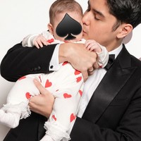 Meski masih ditutupi stiker namun terlihat jika baby Soleil memiliki tubuh gempal dan kulit putih kemerahan seperti layaknya bule. Baby Soleil sendiri memang diketahui memiliki darah keturunan Prancis dari sang mama. Foto: Instagram/@alghazali7