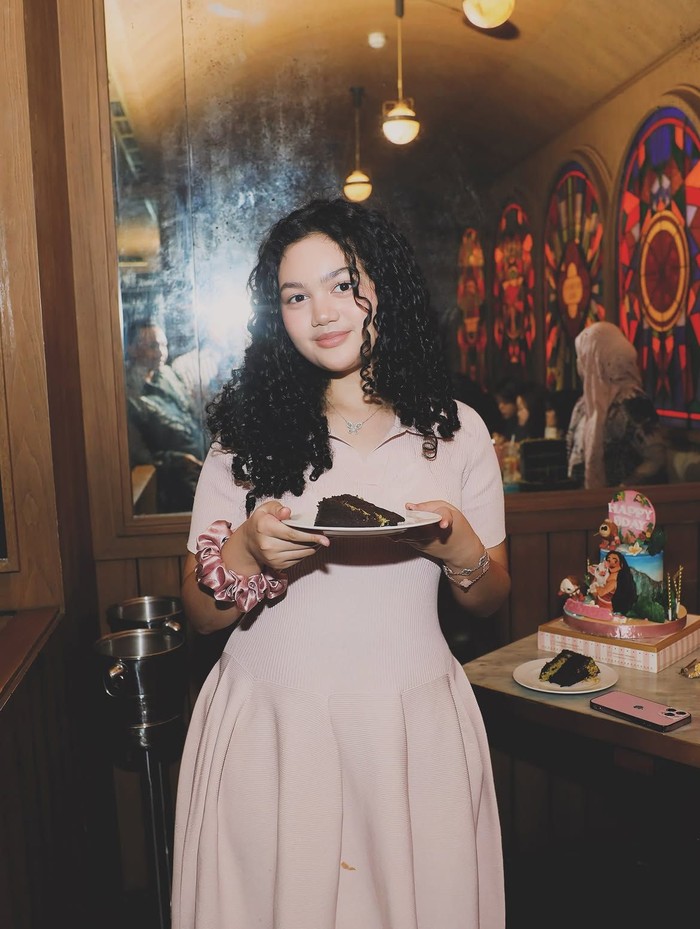 Amora Lemos Rayakan Ultah ke-15, Hadirkan Kue Spesial Bentuk 'Moana'