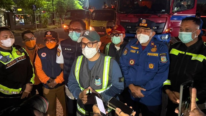 Atasi Sebaran Abu Vulkanik, Pemkot Tangsel Semprot Sejumlah Ruas Jalan