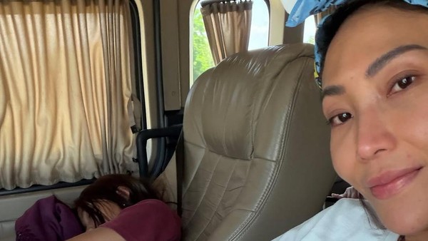 Ayu Dewi Gak Jual Kesedihan soal Balik ke Jakarta Imbas Erupsi Anak Krakatau