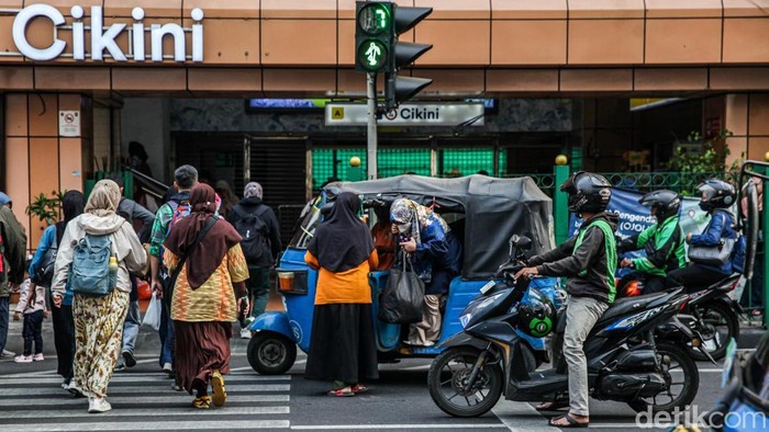 Bajaj Masih Eksis di Tengah Gempuran Ojol Sejumlah pengemudi ojek online dan bajaj beraktivitas di depan Stasiun Cikini, Jakarta Pusat, Selasa (8/9/2026). Kawasan stasiun menjadi titik pertemuan penumpang nan baru turun dari KRL dengan beragam moda transportasi untuk melanjutkan perjalanan.