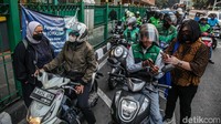 Berbeda dengan transportasi online yang menentukan perjalanan melalui aplikasi, tarif bajaj konvensional umumnya disepakati langsung antara pengemudi dan penumpang.