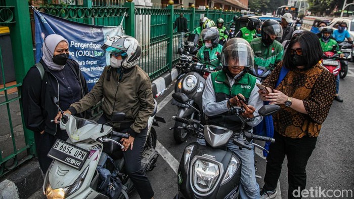 Bajaj Masih Eksis di Tengah Gempuran Ojol Sejumlah pengemudi ojek online dan bajaj beraktivitas di depan Stasiun Cikini, Jakarta Pusat, Selasa (8/9/2026). Kawasan stasiun menjadi titik pertemuan penumpang nan baru turun dari KRL dengan beragam moda transportasi untuk melanjutkan perjalanan.