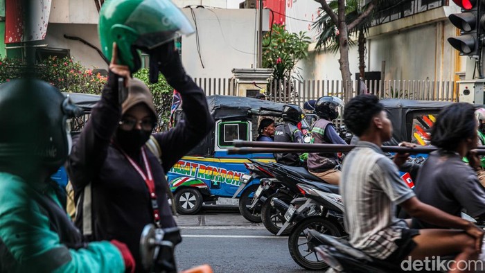 Sejumlah pengemudi ojek online dan bajaj beraktivitas di depan Stasiun Cikini, Jakarta Pusat, Selasa (8/9/2026). Kawasan stasiun menjadi titik pertemuan penumpang yang baru turun dari KRL dengan berbagai moda transportasi untuk melanjutkan perjalanan.