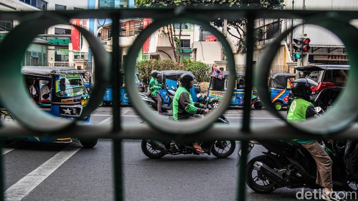 Bajaj Masih Eksis di Tengah Gempuran Ojol Sejumlah pengemudi ojek online dan bajaj beraktivitas di depan Stasiun Cikini, Jakarta Pusat, Selasa (8/9/2026). Kawasan stasiun menjadi titik pertemuan penumpang nan baru turun dari KRL dengan beragam moda transportasi untuk melanjutkan perjalanan.