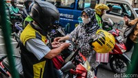 Ojol menjadi salah satu pilihan transportasi warga yang membutuhkan kendaraan setelah keluar dari kawasan stasiun.