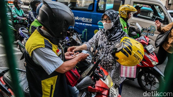 Bajaj Masih Eksis di Tengah Gempuran Ojol Sejumlah pengemudi ojek online dan bajaj beraktivitas di depan Stasiun Cikini, Jakarta Pusat, Selasa (8/9/2026). Kawasan stasiun menjadi titik pertemuan penumpang nan baru turun dari KRL dengan beragam moda transportasi untuk melanjutkan perjalanan.