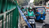 Padatnya aktivitas berbagai moda membuat kawasan sekitar stasiun menjadi ruang pertemuan kendaraan dan pejalan kaki.
