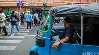 Bajaj masih menjadi pilihan bagi sebagian warga untuk perjalanan, terutama untuk mobilitas jarak dekat di kawasan perkotaan.