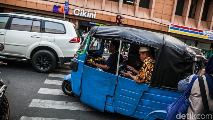 Sejumlah pengemudi ojek online dan bajaj beraktivitas di depan Stasiun Cikini, Jakarta Pusat, Selasa (8/9/2026). Kawasan stasiun menjadi titik pertemuan penumpang yang baru turun dari KRL dengan berbagai moda transportasi untuk melanjutkan perjalanan.