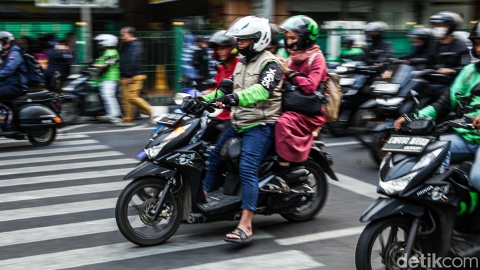 Bajaj Masih Eksis di Tengah Gempuran Ojol Sejumlah pengemudi ojek online dan bajaj beraktivitas di depan Stasiun Cikini, Jakarta Pusat, Selasa (8/9/2026). Kawasan stasiun menjadi titik pertemuan penumpang nan baru turun dari KRL dengan beragam moda transportasi untuk melanjutkan perjalanan.