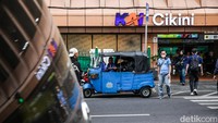 Kemudahan pemesanan melalui aplikasi menjadi salah satu perubahan dalam cara masyarakat mendapatkan kendaraan untuk melanjutkan perjalanan.