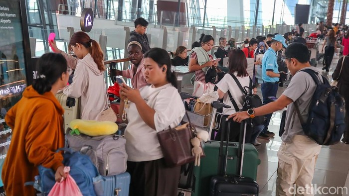 Bandara Internasional Soekarno-Hatta kembali beroperasi setelah sempat ditutup selama dua hari akibat terdampak sebaran abu vulkanik Gunung Anak Krakatau. Aktivitas penerbangan kembali berlangsung pada Selasa (8/9/2026).