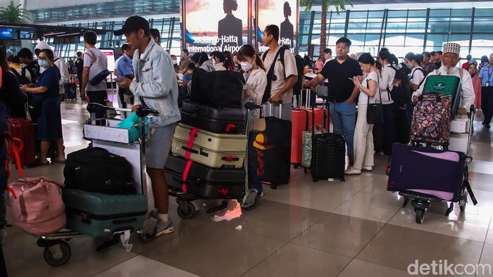 Bandara Internasional Soekarno-Hatta kembali beroperasi setelah sempat ditutup selama dua hari akibat terdampak sebaran abu vulkanik Gunung Anak Krakatau. Aktivitas penerbangan kembali berlangsung pada Selasa (8/9/2026).