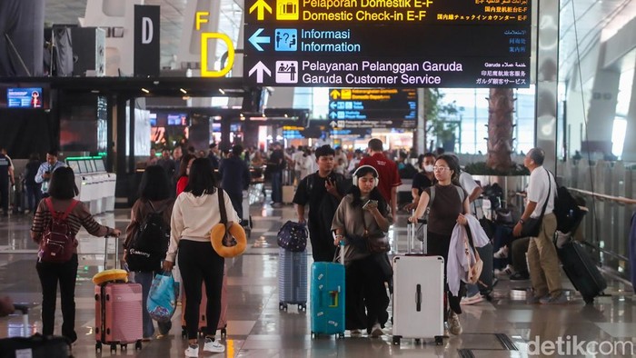 Bandara Internasional Soekarno-Hatta kembali beroperasi setelah sempat ditutup selama dua hari akibat terdampak sebaran abu vulkanik Gunung Anak Krakatau. Aktivitas penerbangan kembali berlangsung pada Selasa (8/9/2026).