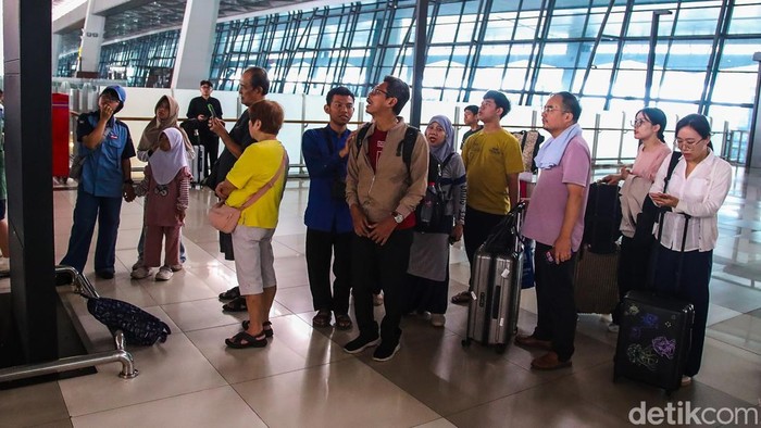 Bandara Internasional Soekarno-Hatta kembali beroperasi setelah sempat ditutup selama dua hari akibat terdampak sebaran abu vulkanik Gunung Anak Krakatau. Aktivitas penerbangan kembali berlangsung pada Selasa (8/9/2026).