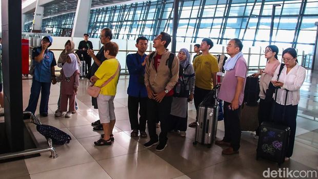 Bandara Soetta Kembali Beroperasi, Calon Penumpang Ramai Padati Terminal Keberangkatan Bandara Internasional Soekarno-Hatta kembali beroperasi setelah sempat ditutup selama dua hari akibat terdampak sebaran abu vulkanik Gunung Anak Krakatau. Aktivitas penerbangan kembali berlangsung pada Selasa (8/9/2026).