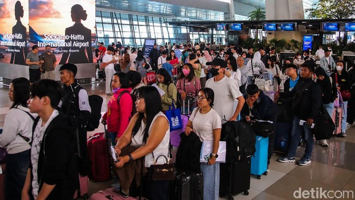 Bandara Internasional Soekarno-Hatta kembali beroperasi setelah sempat ditutup selama dua hari akibat terdampak sebaran abu vulkanik Gunung Anak Krakatau. Aktivitas penerbangan kembali berlangsung pada Selasa (8/9/2026).
