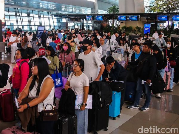 Bandara Soetta Kembali Beroperasi, Calon Penumpang Ramai Padati Terminal Keberangkatan