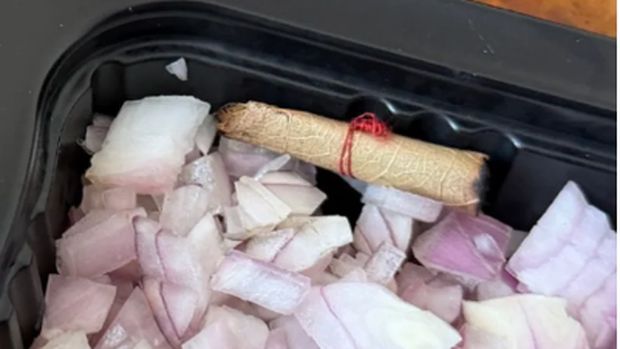 Beli Makan Online, Pria Ini 'Shock' Temukan Bonus Rokok di Dalamnya!