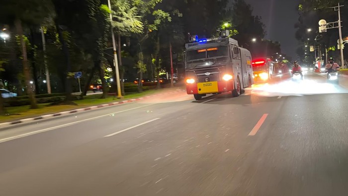 Brimob Polda Metro kerahkan water cannon semprot jalanan di Jakarta-Bekasi tangani abu vulkanik, senin (7/9/2026).