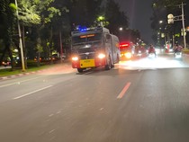 Brimob Polda Metro Semprot Jalanan di Jakarta-Bekasi Cegah Abu Vulkanik