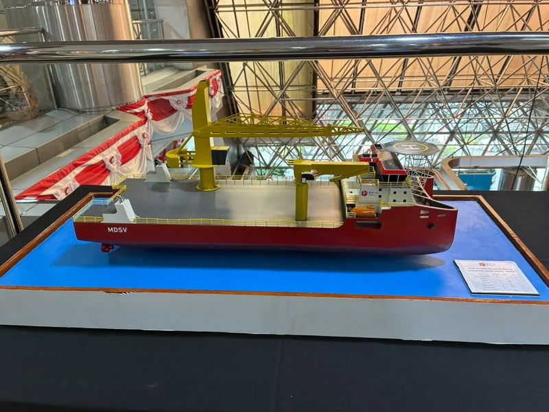 BRIN Badan Riset dan Inovasi Nasional (BRIN) perkenalkan kapal dengan multifungsi yang desainnya diklaim pertama di dunia. Kapal ini menggabungkan tiga fungsi yang dapat menggantikan peranan tugboat, barge, dan crane.