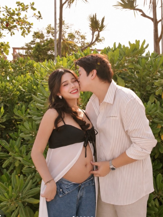 Gaya Brisia Jodie Umumkan Kehamilan, Bumil Tampil Seksi Pamer Bare Baby Bump