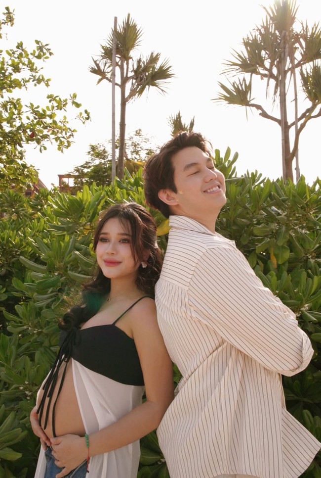 Sementara Alden mengenakan kemeja lengan panjang garis-garis dipaukan dengan celana warna beige. Keduanya tampil kompak berpose bersama. Foto: Instagram/@brisiajodie96