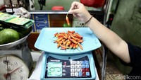 Kenaikan harga cabai menjadi salah satu pergerakan harga pangan yang paling mencolok pada Selasa (8/9). Selain cabai rawit merah, harga cabai merah keriting juga naik 6,37 persen menjadi Rp60.150 per kilogram.