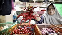 Kenaikan harga cabai terjadi di tengah kenaikan sejumlah komoditas pangan lainnya, termasuk beras, telur, daging ayam, dan minyak goreng.