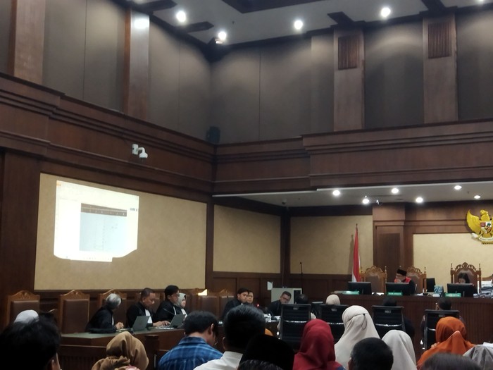 Catatan daftar penerima uang percepatan pelaksanaan haji diungkap di sidang