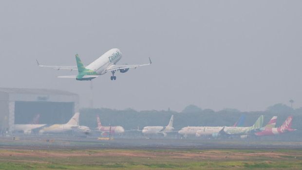Citilink Airbus lepas landas dari Bandara Internasional Soekarno-Hatta, saat bandara dibuka kembali pasca letusan Gunung Anak Krakatau, di Tangerang, dekat Jakarta, Indonesia, 8 September 2026. Citilink Airbus lepas landas dari Bandara Internasional Soekarno-Hatta, saat bandara dibuka kembali pasca letusan Gunung Anak Krakatau, di Tangerang, dekat Jakarta, Indonesia, 8 September 2026. (REUTERS/Yuddy Cahya Budiman)