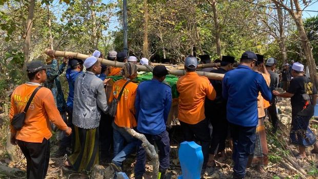 Damkar evakuasi jenazah pakai crane di Gresik