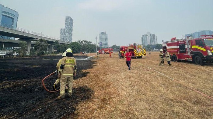 Damkar memadamkan kebakaran lapangan sepak bola di kawasan Gatot Subroto, RT 03/RW 04, Pancoran, Jakarta Selatan, Selasa (8/9/2026).