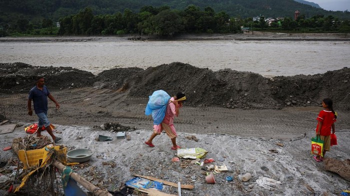 Sejumlah wilayah Nepal perlahan mulai bangkit setelah dilanda banjir bandang sejak akhir Agustus 2026. Bencana tersebut meninggalkan kerusakan rumah, fasilitas publik, serta tumpukan lumpur di sejumlah kawasan. REUTERS