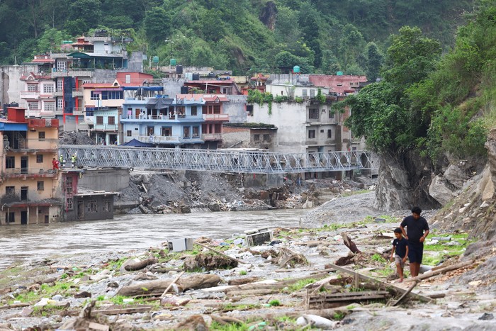 Sejumlah wilayah Nepal perlahan mulai bangkit setelah dilanda banjir bandang sejak akhir Agustus 2026. Bencana tersebut meninggalkan kerusakan rumah, fasilitas publik, serta tumpukan lumpur di sejumlah kawasan. REUTERS