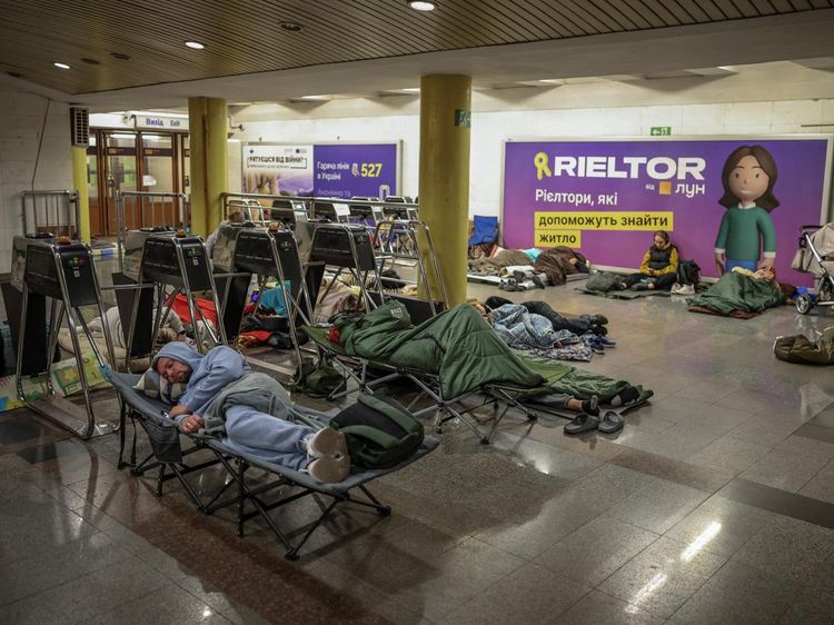 Dihantui Serangan Drone Rusia, Warga Kyiv Mengungsi ke Stasiun Metro