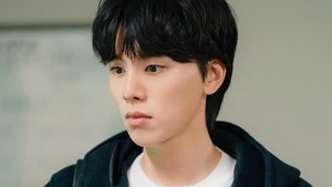 Di Guseo University Hospital, Park Tae Kyung yang tadinya menjalani hari-hari magang yang flat mendadak hectic setelah Gye Soo Jung (Kim Ji Won) gabung ke institusi tersebut. (Foto: dok. SBS)