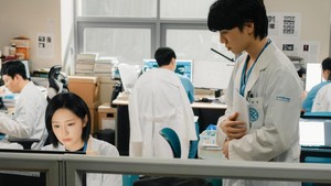 Tapi dia terpesona dengan kemampuan Gye Soo Jung, sehingga Park Tae Kyung pun menjadikannya sebagai sosok mentor dan senior yang dihormati. Dinamika dua karakter ini akan jadi salah satu sajian utama drakor Doctor X. (Foto: dok. SBS)